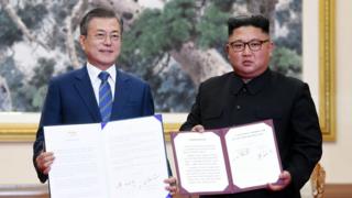 (캡션) 문 대통령과 김 위원장이 지난해 9월 평양 백화원 영빈관에서 정상회담을 마친 뒤 공동선언문에 서명한 모습