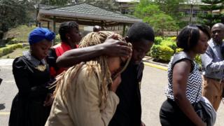 Jamaa na marafiki wa waliouawa walifika kutambua miili Chiromo, Nairobi mnamo Jumatano
