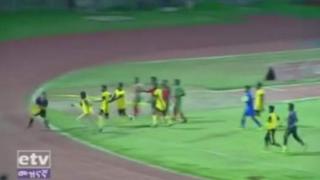 Garsooraha waxaa weeraray tabbarihii kooxda oo arrintaasi darteed shaqada looga joojiyay.