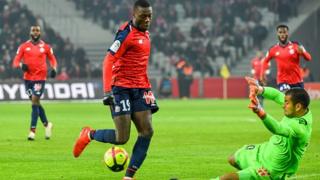 L'Ivoirien Nicolas Pépé devant les buts de Nice