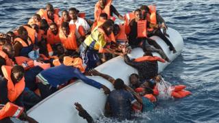 Au moins trente personnes ont péri ce samedi au large des côtes libyennes