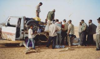 ኣብ ሰሃራ ዝተሰብረት መኪና