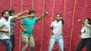 தனது மாணவர்களுடன் முகிலன் (மத்தியில்)