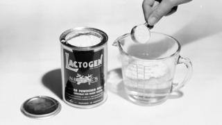 Lata de la leche en polvo de Nestlé Lactogen.