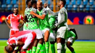 Les joueurs du Nigéria se félicitent à l'issue de la partie.