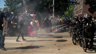 اشتباكات الشرطة ومحتجون أمريكيون