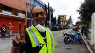 Javier Serrano dice que renació tras ser rescatado de los escombros, cuando pretendía salvar a una persona atrapada.