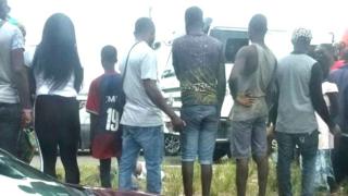 Awọn ara adugbo n pe wo oku ati ori awọn mẹta naa