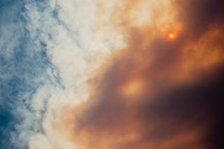 Smokey Himmel in Kalifornien inmitten von Waldbränden