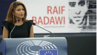 زوجة رائف بدوي تقول إن جريمة زوجها أنه يفكر بطريقة مختلفة