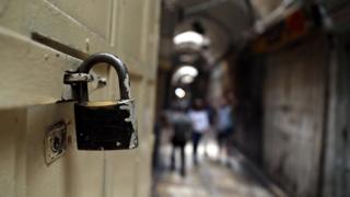 قفل على باب متجر في البلدة القديمة بالقدس