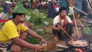 မုန့်ဖြူ၊မုန့်နီကိုလည်း လယ်ကွင်းထဲမှာပဲ ပူပူနွေးနွေးကြော်ပြီး က