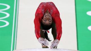 Simone Biles, en plena competencia.