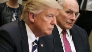 Wasiirka amniga gudaha John Kelly oo la sawiran madaxweyne Trump