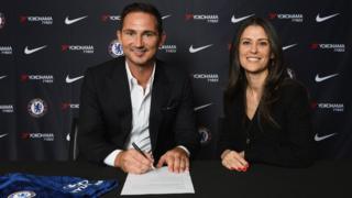 Lampard imzayı atarken kameralara poz verdi