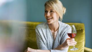 Mujer tomando vino tinto