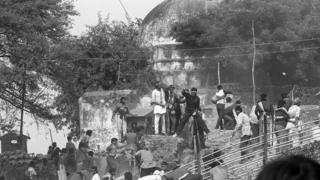 বাবরি মসজিদের ওপর জঙ্গী করসেবকরা।