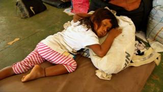 Nena dormida en refugio de Boa Vista