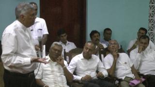 අගමැතිවරයා හම්බන්තොට අම්බලන්තොට වලව ජයවර්ධනාරාමයේදී දිස්ත්රික්කයේ මහා සංඟයා වහන්සේ අමතමින්