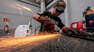 Trabajador soldando