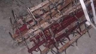 ஆணிகள் நிறைந்த இரும்புக் கம்பி