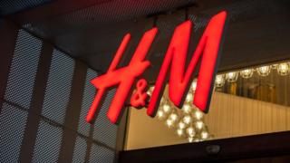 Logo de una tienda de H&M