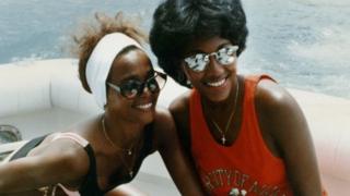 Whitney Houston (ibumoso) na Robyn Crawford mu bwato muri Australia mu 1987