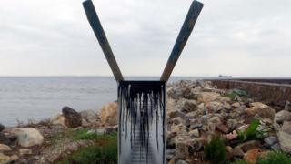 Une stèle à la mémoire des morts sur la plage de Lesbos.