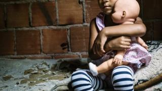 De falta de esgoto a moradores demais, os problemas de lares brasileiros que atrasam o desenvolvimento de crianças De falta de esgoto a moradores demais, os problemas de lares brasileiros que atrasam o desenvolvimento de crianças
