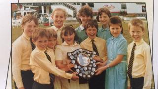 Elin Dawes (3ydd o'r chwith yn y rhes flaen) ar glawr rhaglen Eisteddfod yr Urdd yn ei dyddiau fel cystadleuydd