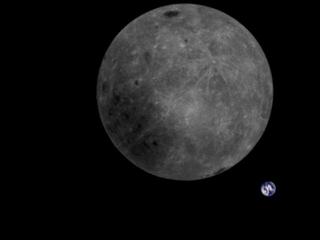 Обратная сторона Луны на фоне Земли