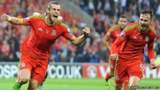Gareth Bale ac Aaron Ramsey yn dathlu yn erbyn Gwald Belg