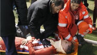 Fernando Torres en una camilla es atendido por los servicios de emergencia.