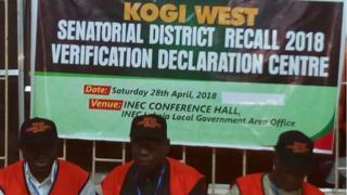 Awon osise INEC nibi ti wọn ti n se ayewo oruko awon ti won fe yo Dino Melaye