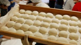 Mochi em uma assadeira