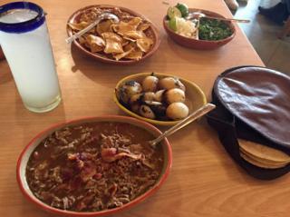 Carne en su jugo y acompañamientos servidos en Karne Garibaldi, Guadalajara, México.