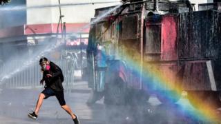 Un carro lanza agua intentando dispersar a los manifestantes.