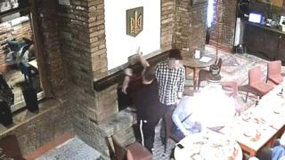 Бар "Коза", тризуб біля каміна