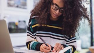 Jeune femme faisant un devoir d'entraînement