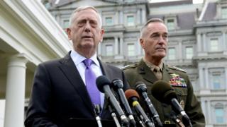 James Mattis (trái)