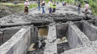 ဂုတ်တွင်း တံတား မိုင်းခွဲခံရ