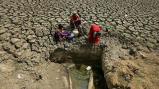 Женщины пытаются набрать воду
