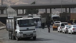 File photo showing lorries waiting in line to pbad through the Habur border gate near Silopi, Turkey (25 September 2017)