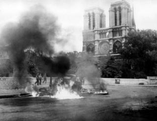 II. Dünya Savaşı sırasında 25 Ağustos 1944'te Paris Nazi işgalinden kurtulmadan önce Katedrali'n önünde yanan bir arabanın fotoğrafı