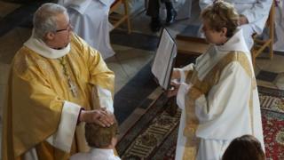 Dorothi Evans yn cael ei hordeinio gan yr Esgob Gregory