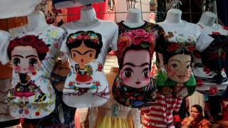 Camisetas de Frida Kahlo em mercado de Manágua