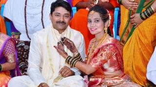 கர்நாடகாவில் மனமனுக்கு திருமாங்கல்யம் கட்டியப் மணப்பெண்