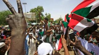 Abari mu myiyerekano barabandanya kwugariza ibiro bikuru vya gisirikare vya Sudani ku mugwa mukuru Khartoum
