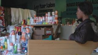 Baadhi ya mafuta zenye kemikali ya hydroquinone inayobadili ngozi ya mtu kuwa mweupe zikiwa dukani. Bidhaa hizi zimekuwa maarufu sana Afrika Mashariki