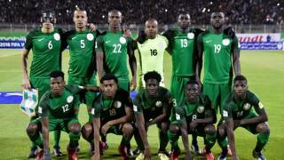 Ikọ agbabọọlu Super Eagles n ya fọto saaju ifẹsẹwọnsẹ kan